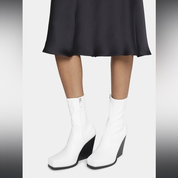 STELLA MCCARTNEY
WHITE COWBOY ANKLE BOOTS Size 37 - Picture 6 of 8